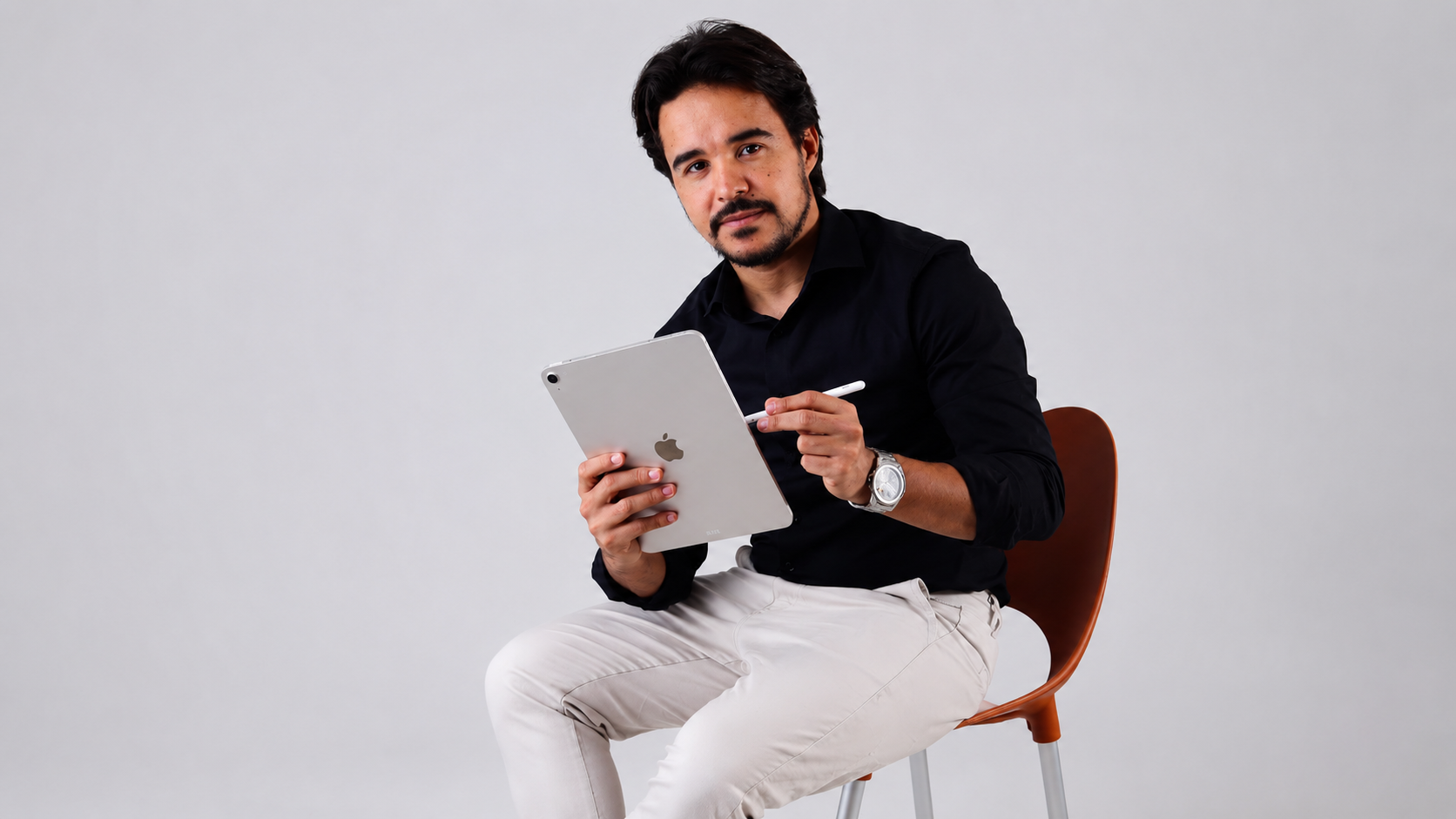 Arquiteto segurando tablet em ambiente sofisticado